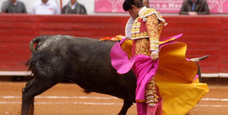 juvenil-tercia-compone-la-tarde-en-la-plaza-mexico