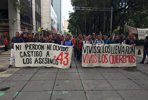 padres-43_normalistas-ayotzinapa-pgr-reunion-raul_cervantes-milenio_MILIMA20170829_0328_11